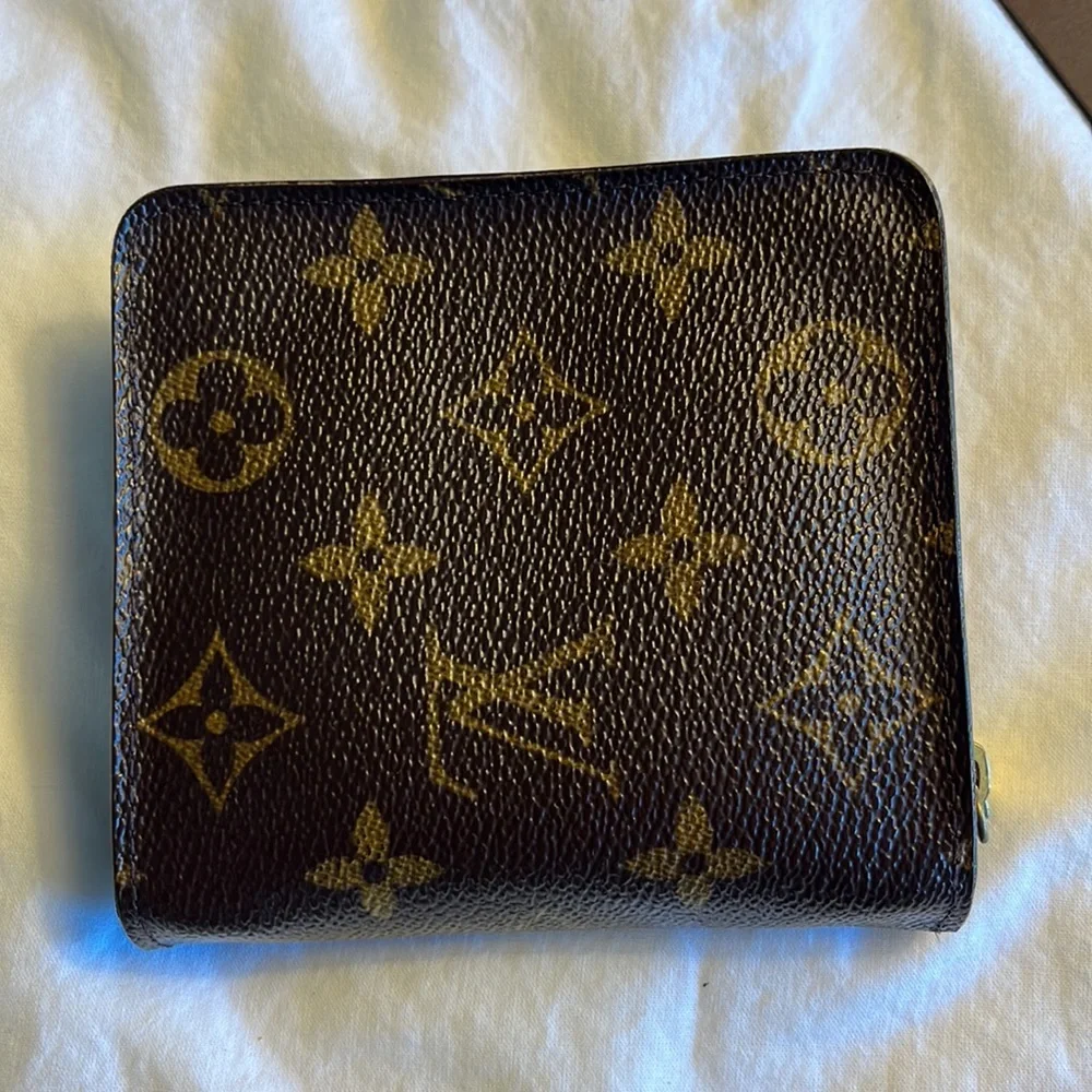 𝐀𝐔𝐓𝐇𝐄𝐍𝐓𝐈𝐂 𝐋𝐎𝐔𝐈𝐒 𝐕𝐔𝐈𝐓𝐓𝐎𝐍 𝐂𝐨𝐦𝐩𝐚𝐜𝐭 𝐖𝐚𝐥𝐥𝐞𝐭 - Picture 4 of 16